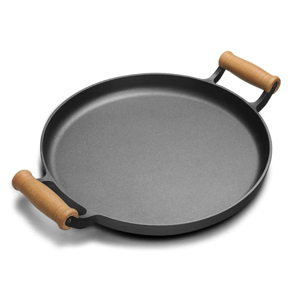 Round 31cm cast iron sizzle skillet with ribbed interior and wooden handle for searing steaks