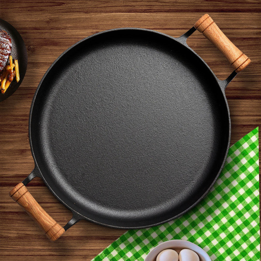 Round 31cm cast iron sizzle skillet with ribbed interior and wooden handle for searing steaks — view 2