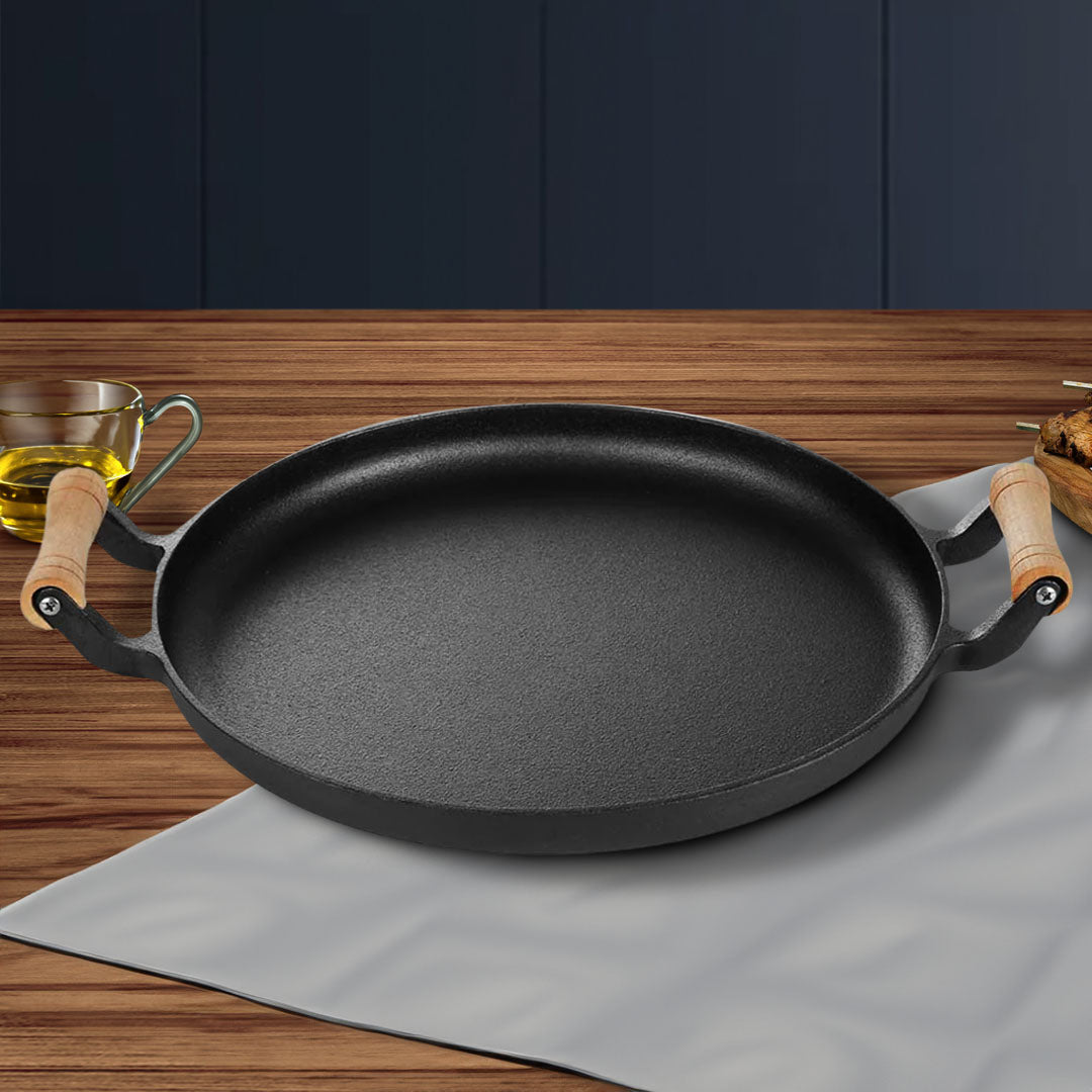 Round 31cm cast iron sizzle skillet with ribbed interior and wooden handle for searing steaks — view 3