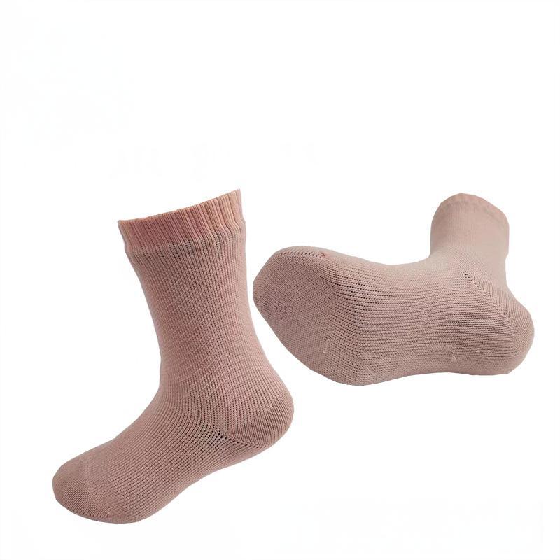 Kids waterproof outdoor socks for hiking and skiing in vibrant colors and breathable snug fit — view 2