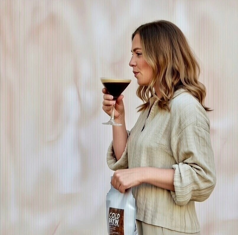 Cold brew coffee concentrate in a 1.5 liter pouch for espresso martinis and iced drinks — view 4