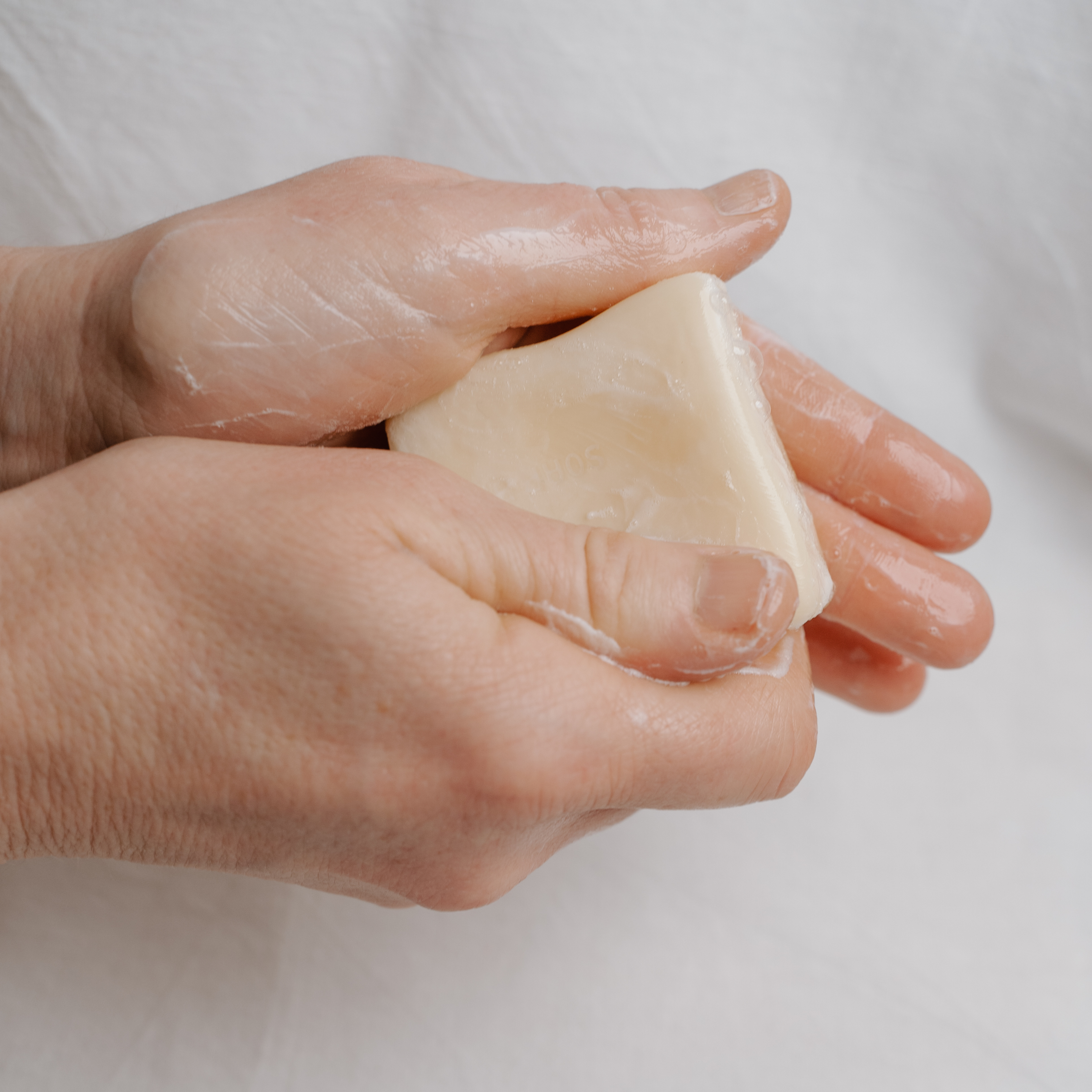 Round solid hair conditioner bar with natural botanicals for deep nourishment and zero waste sustainable haircare — view 4
