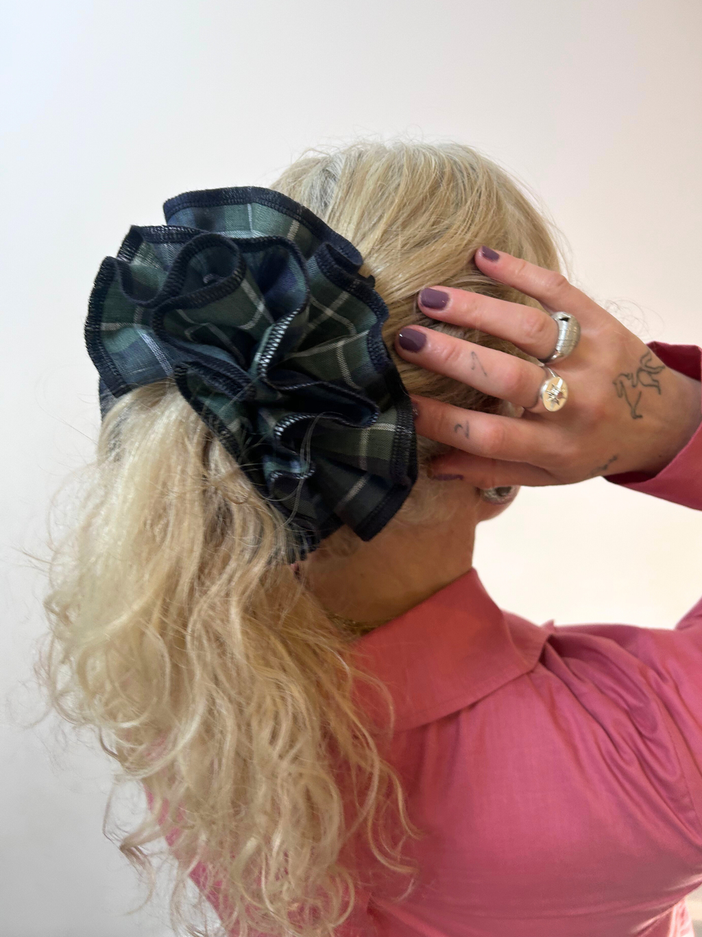 Organic Linen green check scrunchie – Azaria | No More Nobody-2