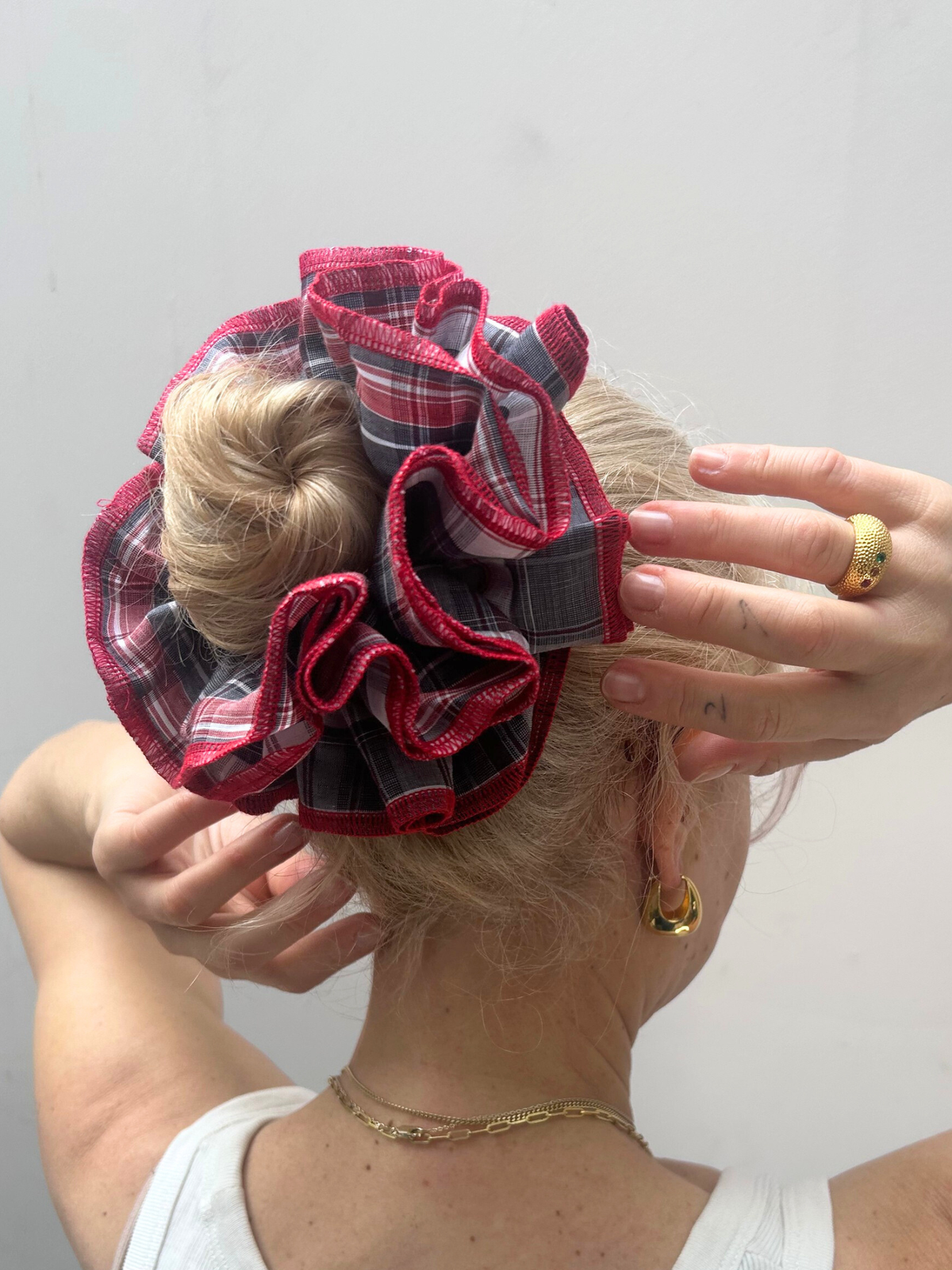 Organic Linen black & red check scrunchie - Azaria | No More Nobody-2