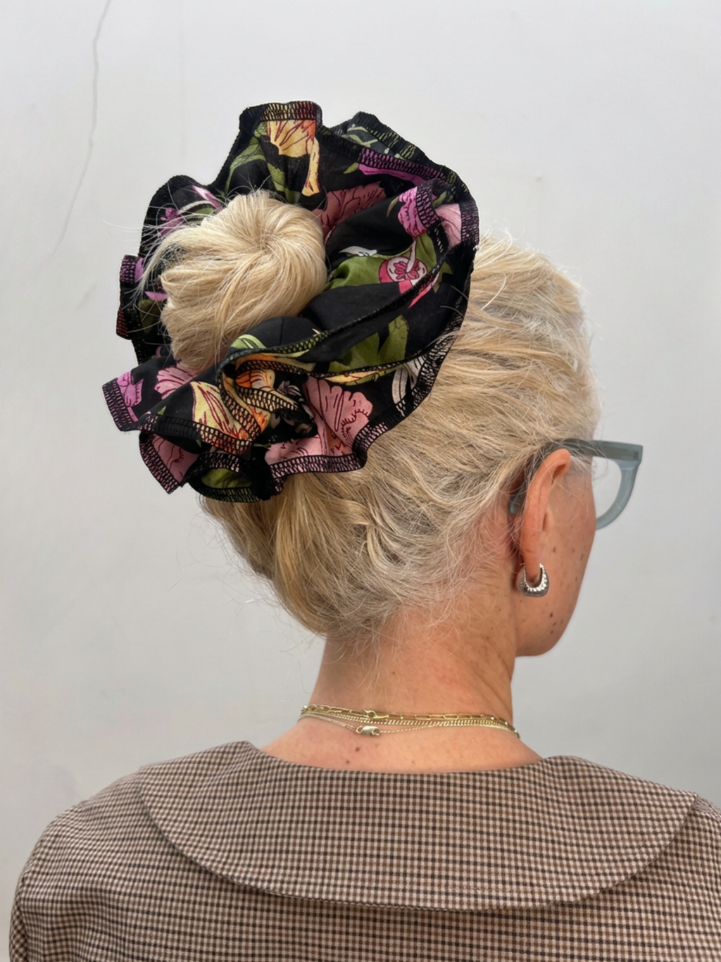 Organic Cotton floral black scrunchie - Azaria | No More Nobody-2