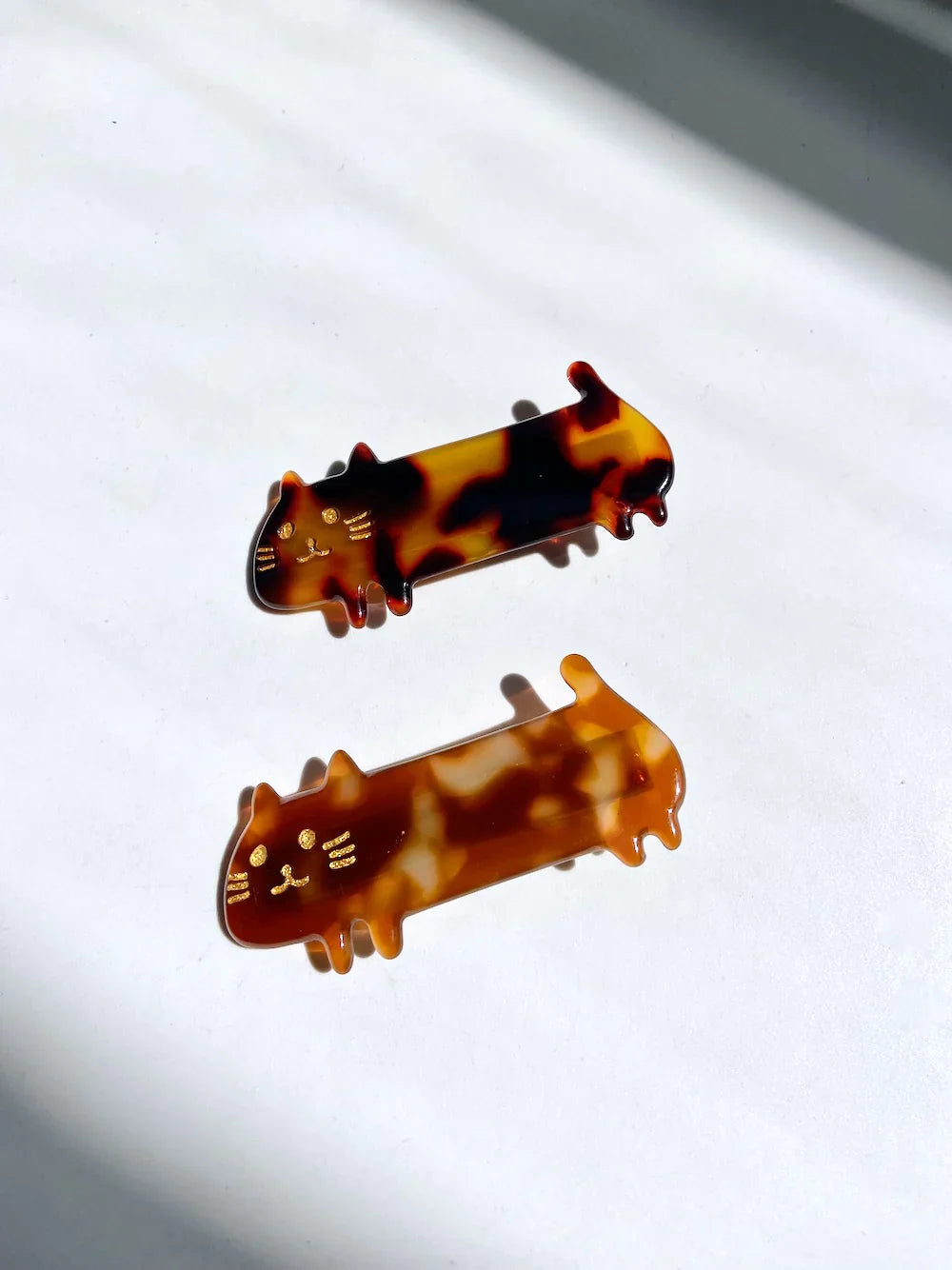 Hand-painted kitty cat hair clip made of eco-friendly cellulose acetate with glass rhinestones — view 5