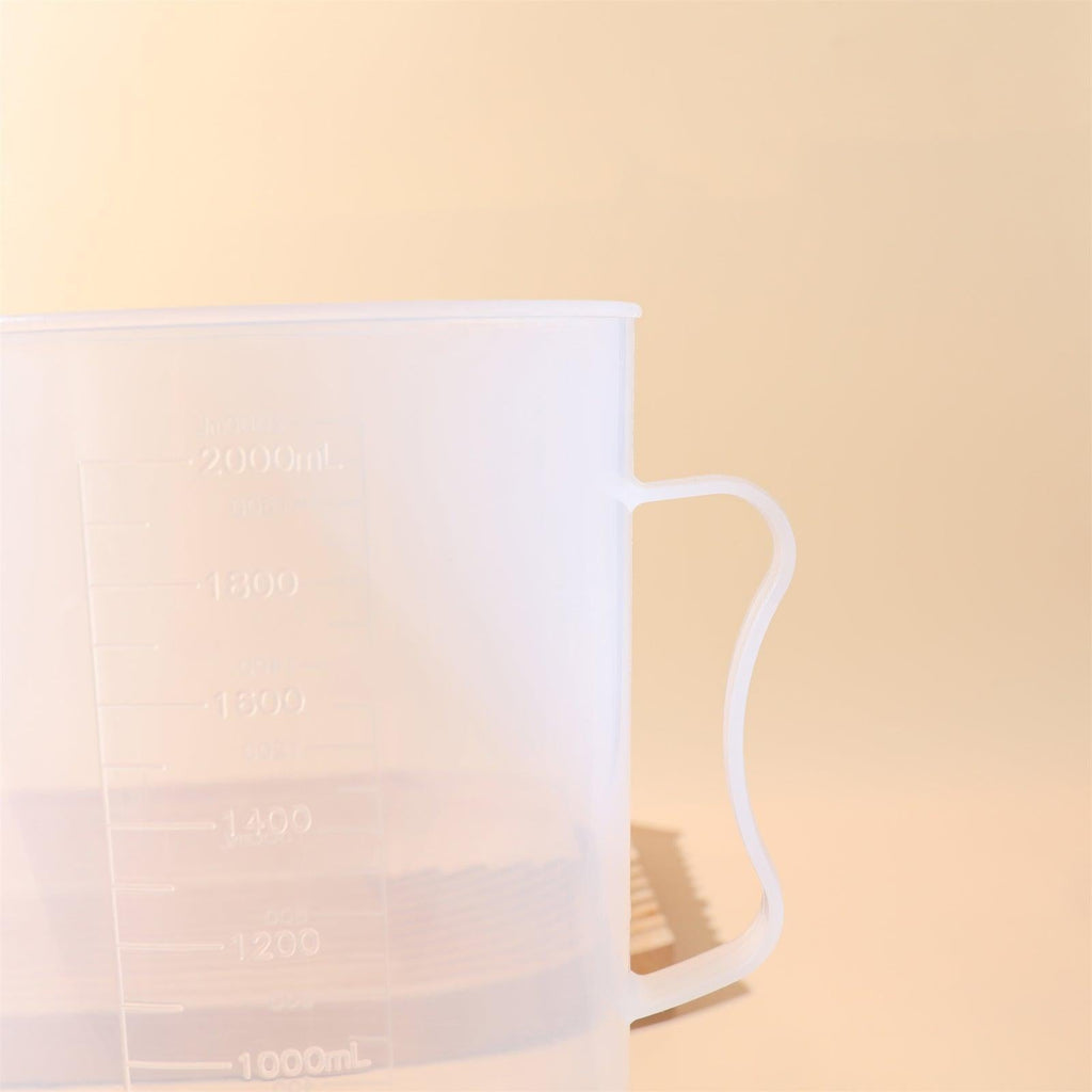 Large 2000ml clear measuring cup with graduation marks and pouring spout for baking and crafting — view 3