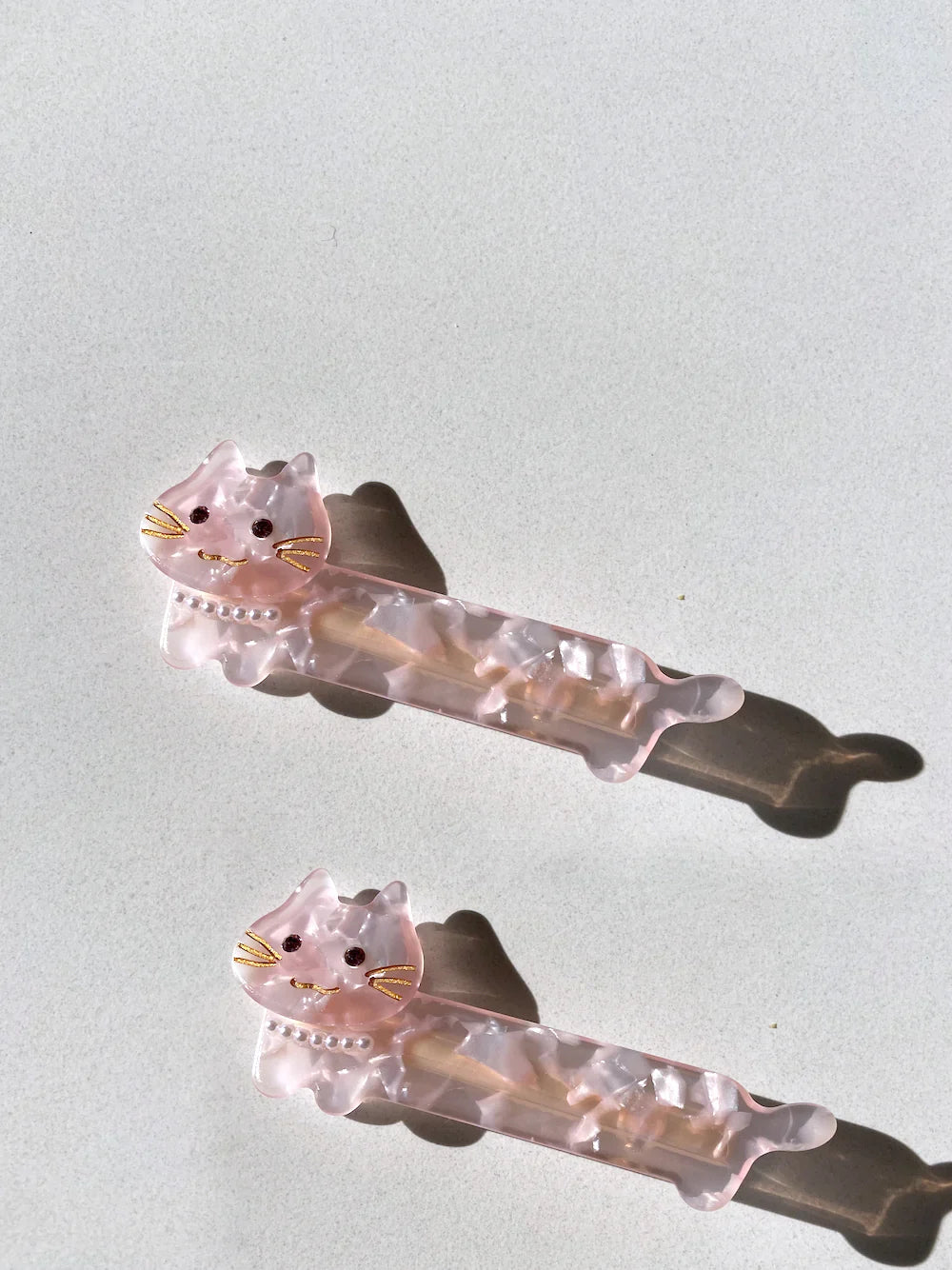 Hand-painted cat shaped eco-friendly cellulose acetate hair clip with pearl necklace and glass rhinestones. — view 3