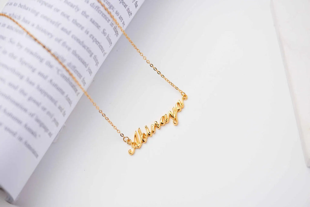 Personalized 925 sterling silver name necklace featuring an elegant script font and an adjustable delicate chain