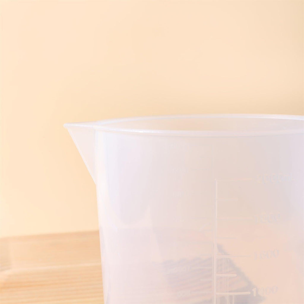 Large 2000ml clear measuring cup with graduation marks and pouring spout for baking and crafting — view 4