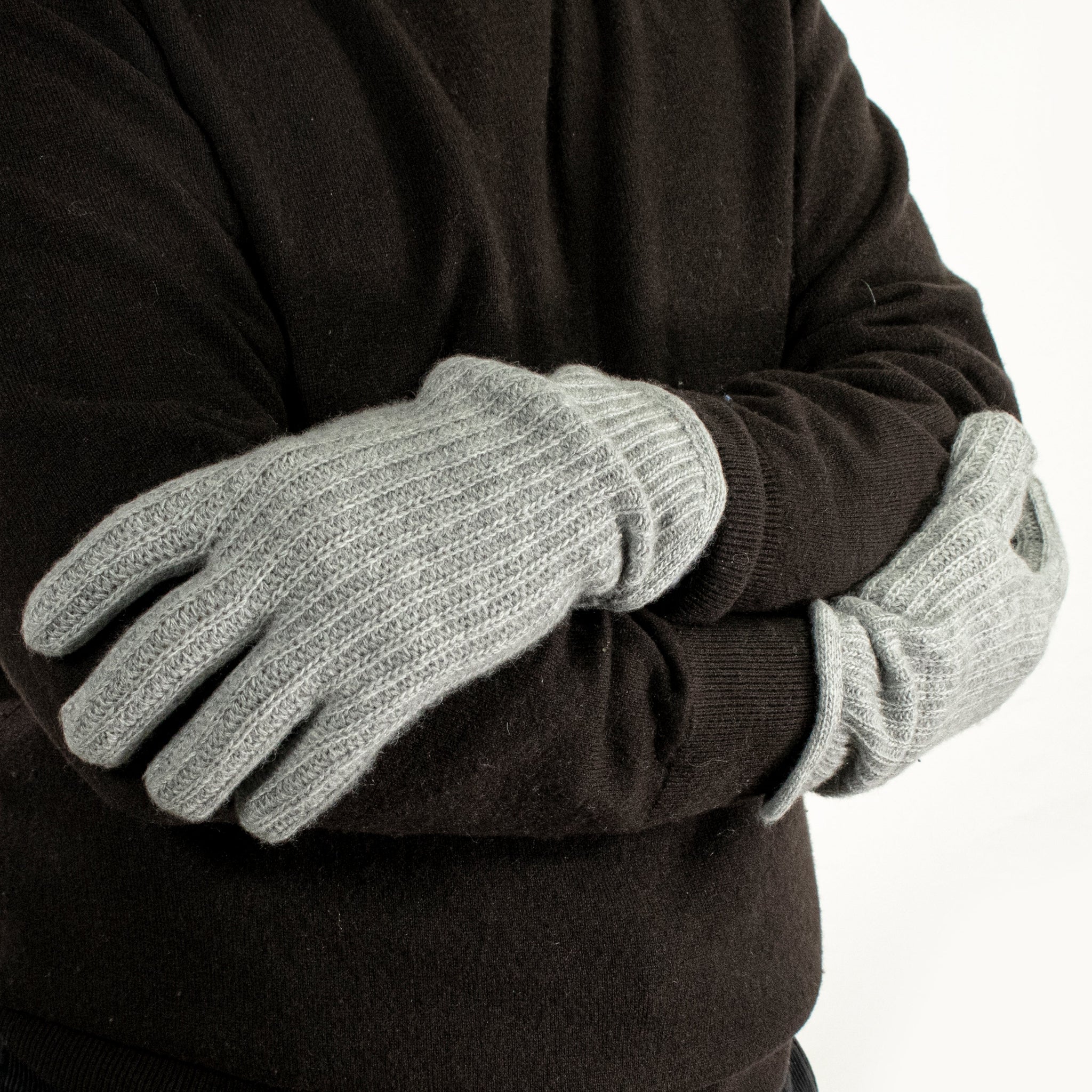 Men's ribbed 100% cashmere winter gloves featuring side vents and elegant self-piping details