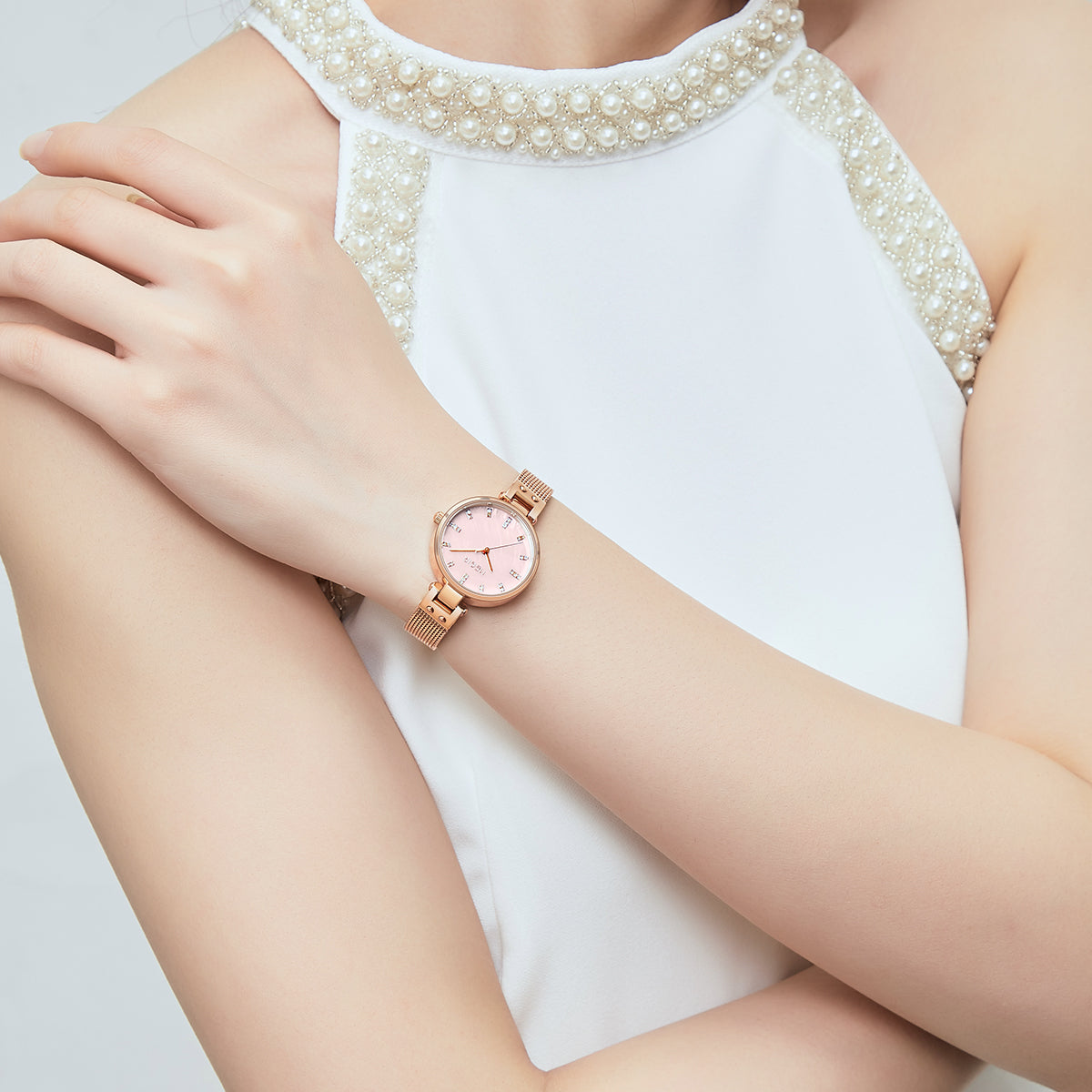 Women's quartz wristwatch featuring a round brass case and elegant metallic mesh steel band. — view 3
