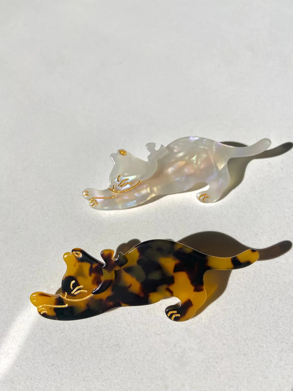 Hand-painted stretching cat hair clip in cellulose acetate, adorned with delicate sparkling glass rhinestones. — view 3