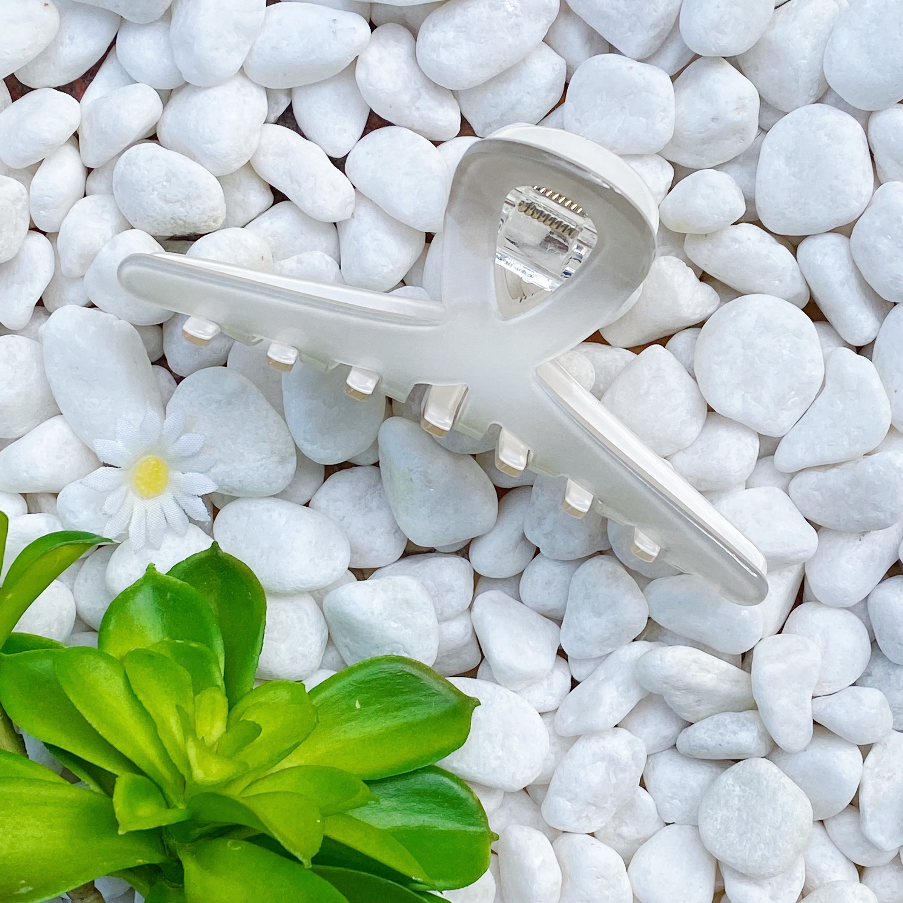 Two-tone acrylic Katie hair claw clip in a sleek and modern medium to large capacity design — view 4