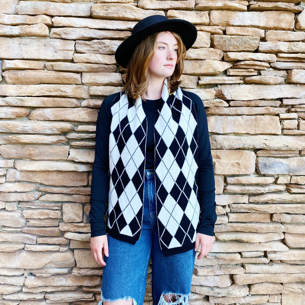 Patterned knit scarf in classic argyle cozy cold weather neckwear wrap for autumn and winter — view 2