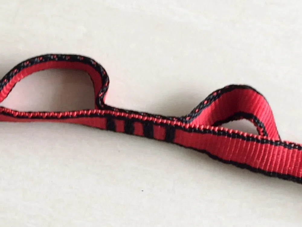 Red aluminum alloy locking carabiner for yoga hammocks and outdoor climbing gear — view 4