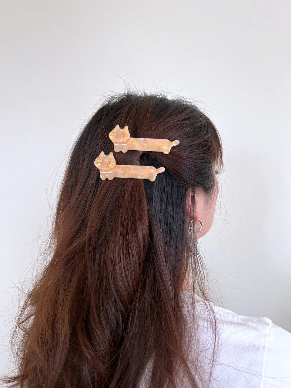 Hand-painted cat shaped eco-friendly cellulose acetate hair clip with pearl necklace and glass rhinestones. — view 2