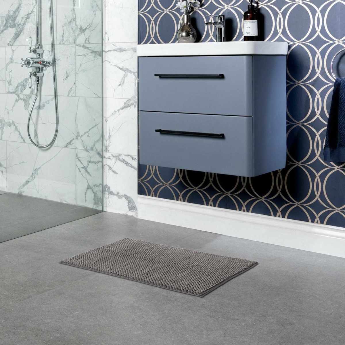 Dark gray plush washable bath mat made of soft polyester shag for modern bathroom floors — view 3