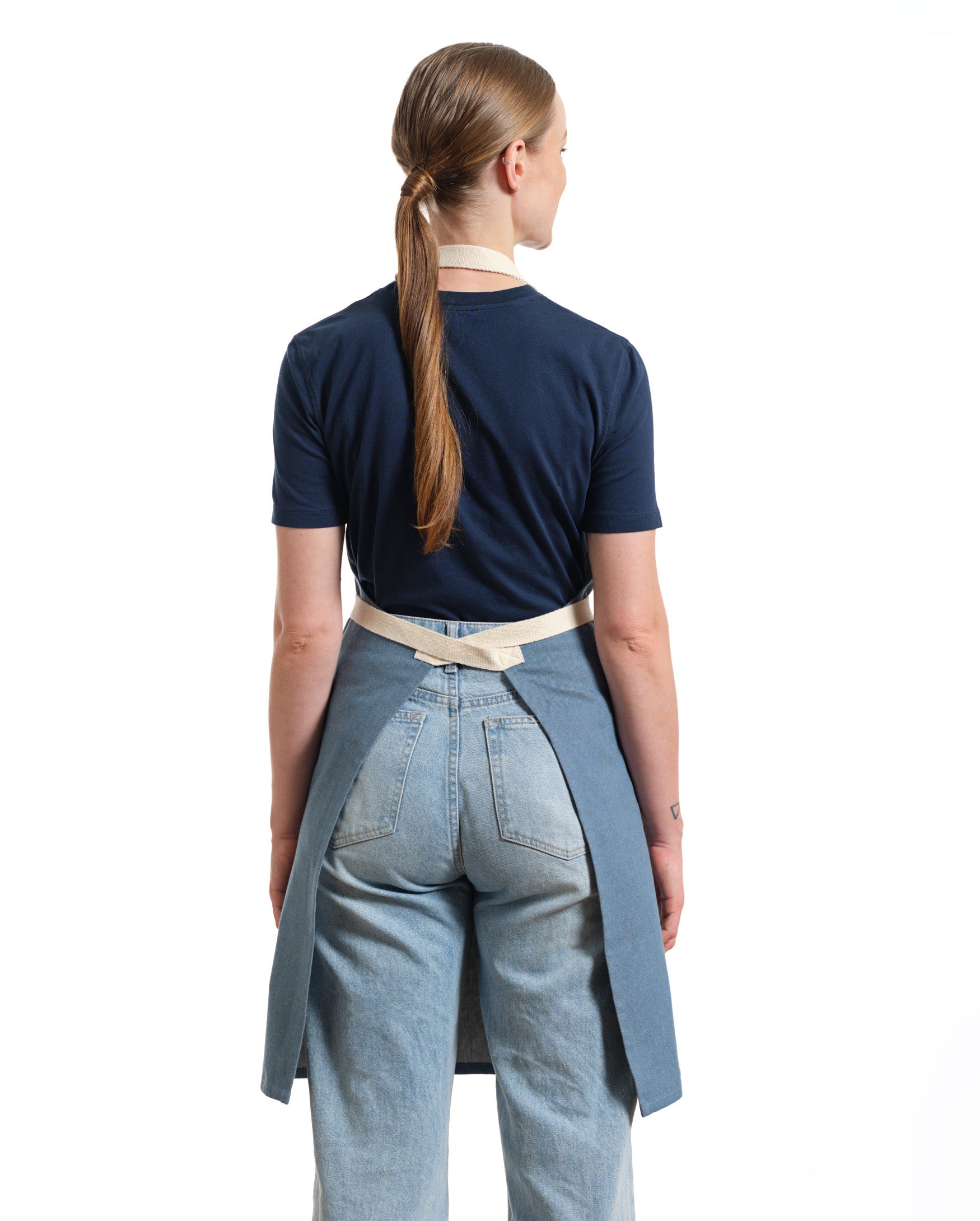 Eco-friendly cotton bib apron with deep front pockets and adjustable straps for chefs and bakers — view 3