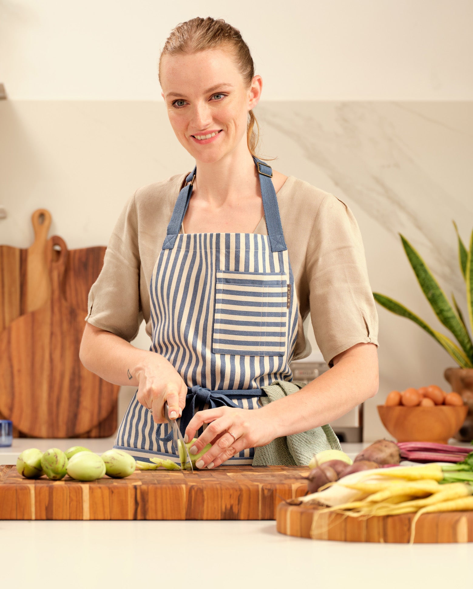Eco-friendly cotton bib apron with deep front pockets and adjustable straps for chefs and bakers — view 5