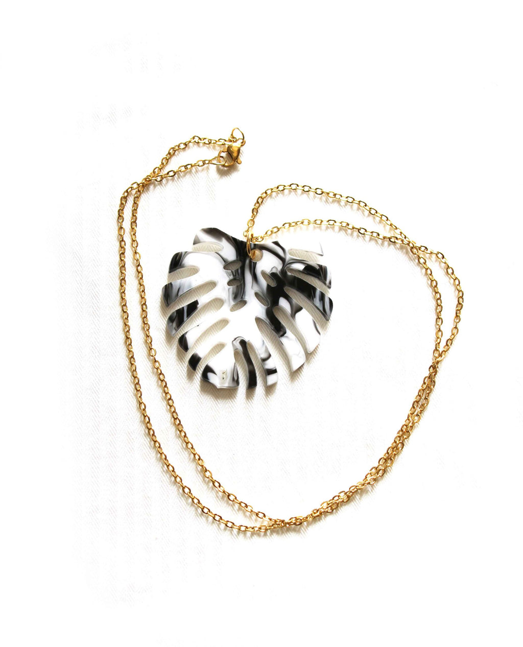 Collar dorado hoja monstera en blanco y negro-7