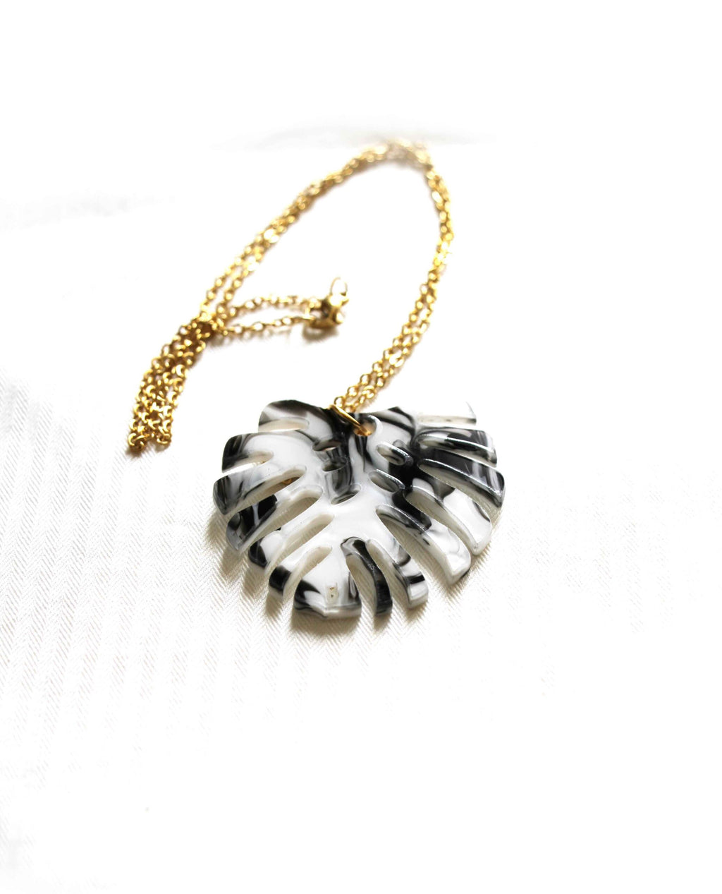 Collar dorado hoja monstera en blanco y negro-6