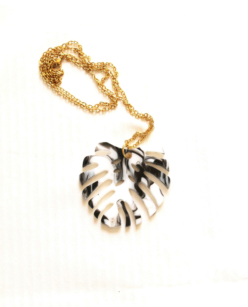 Collar dorado hoja monstera en blanco y negro-5