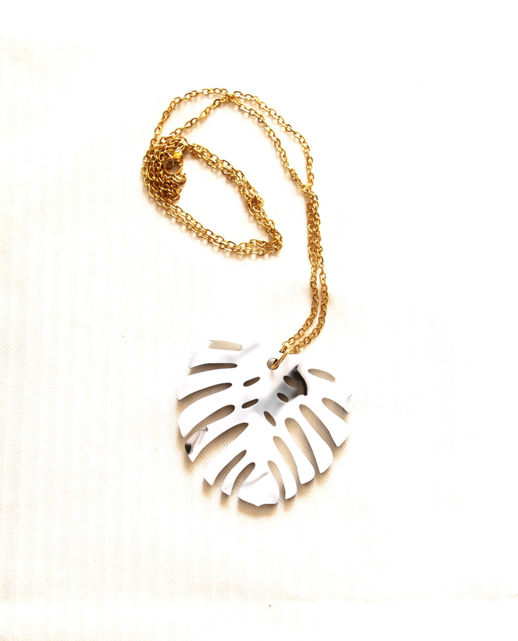 Collar dorado hoja monstera en blanco y negro-4
