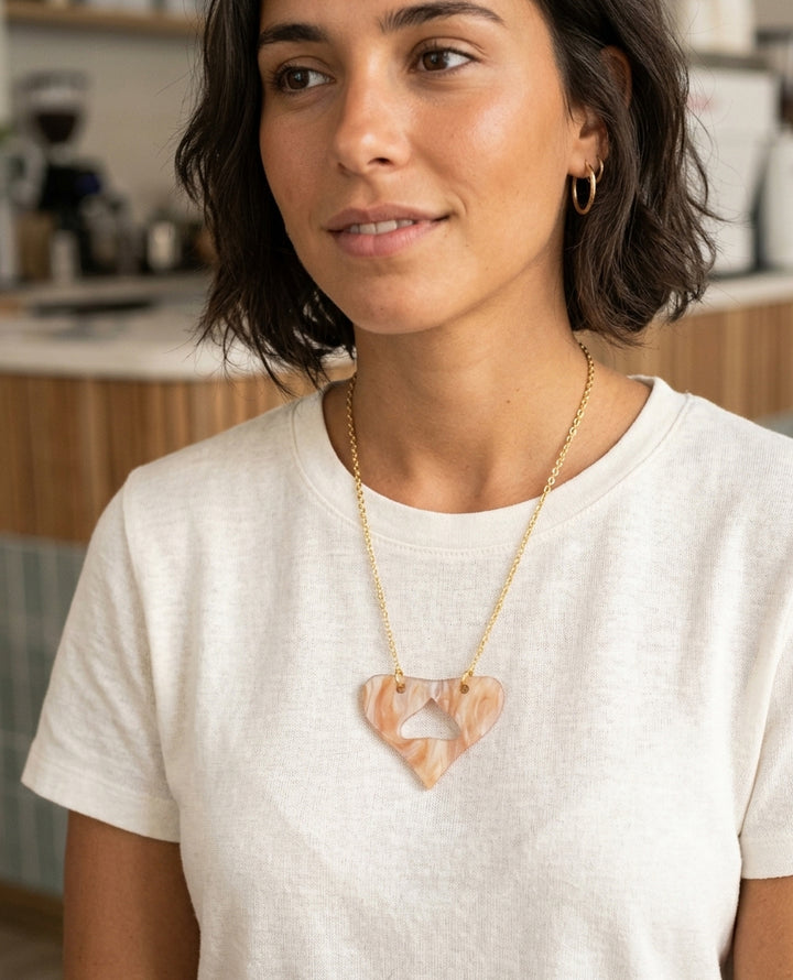 Collar de corazón de resina marmolada rosa con cadena dorada