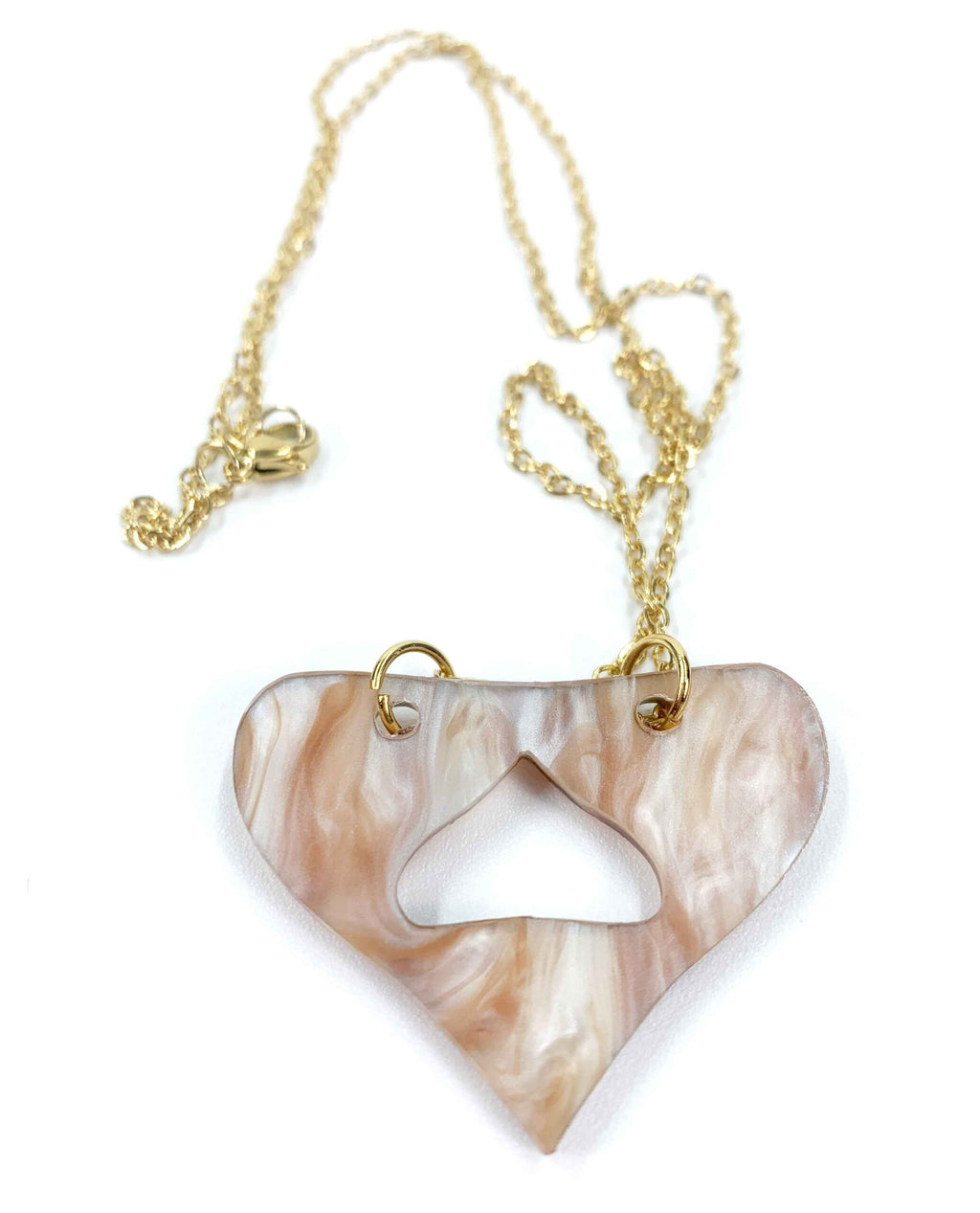 Collar de corazón de resina marmolada rosa con cadena dorada-2