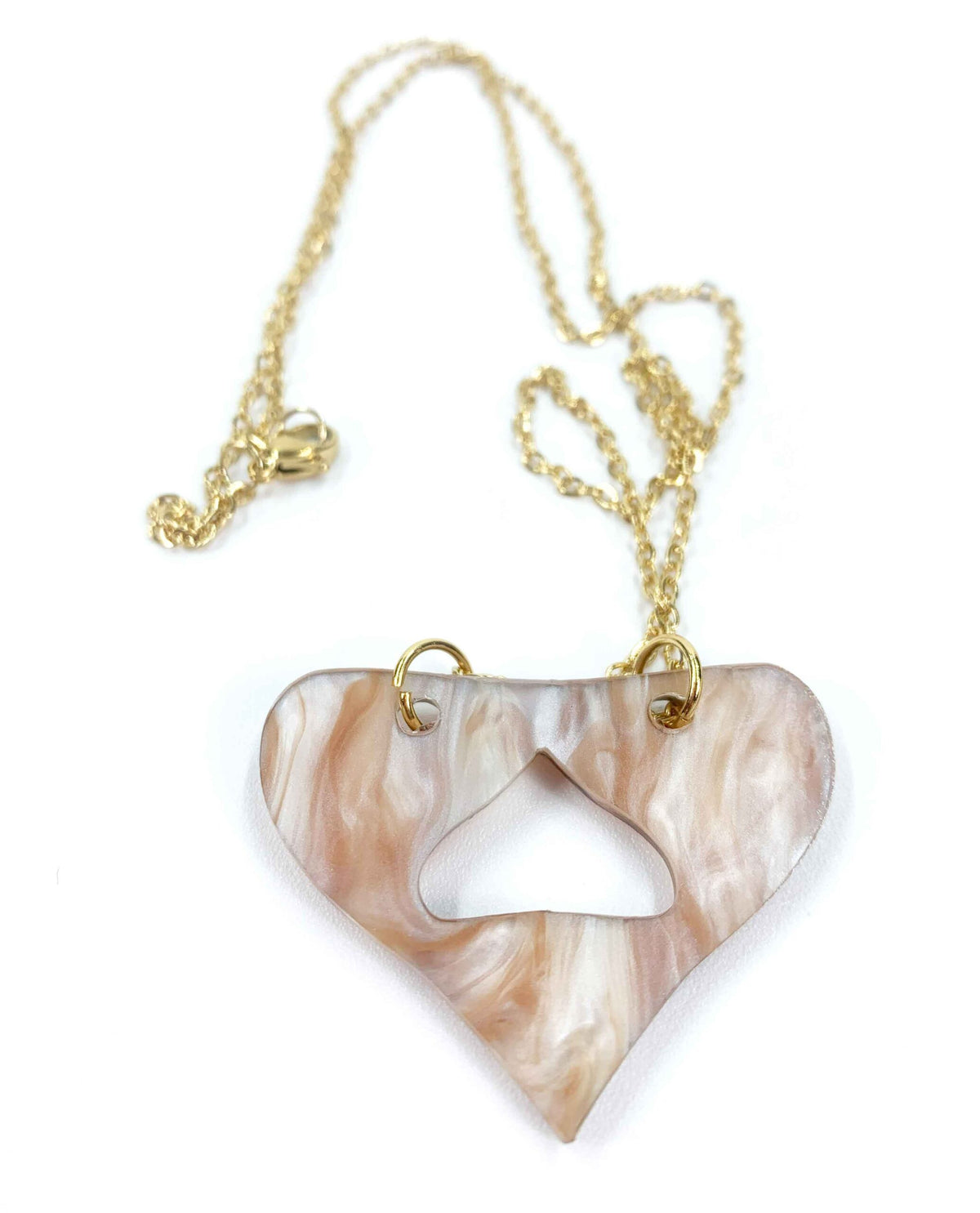 Collar de corazón de resina marmolada rosa con cadena dorada-1