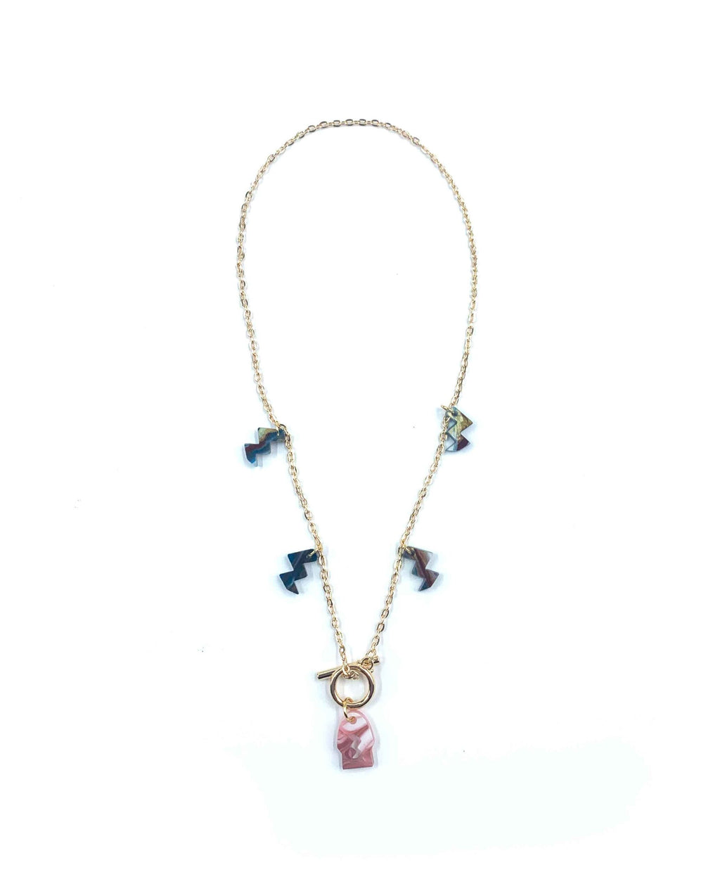 Collar dorado con colgante de resina rosa marmolada y charms geométricos-4