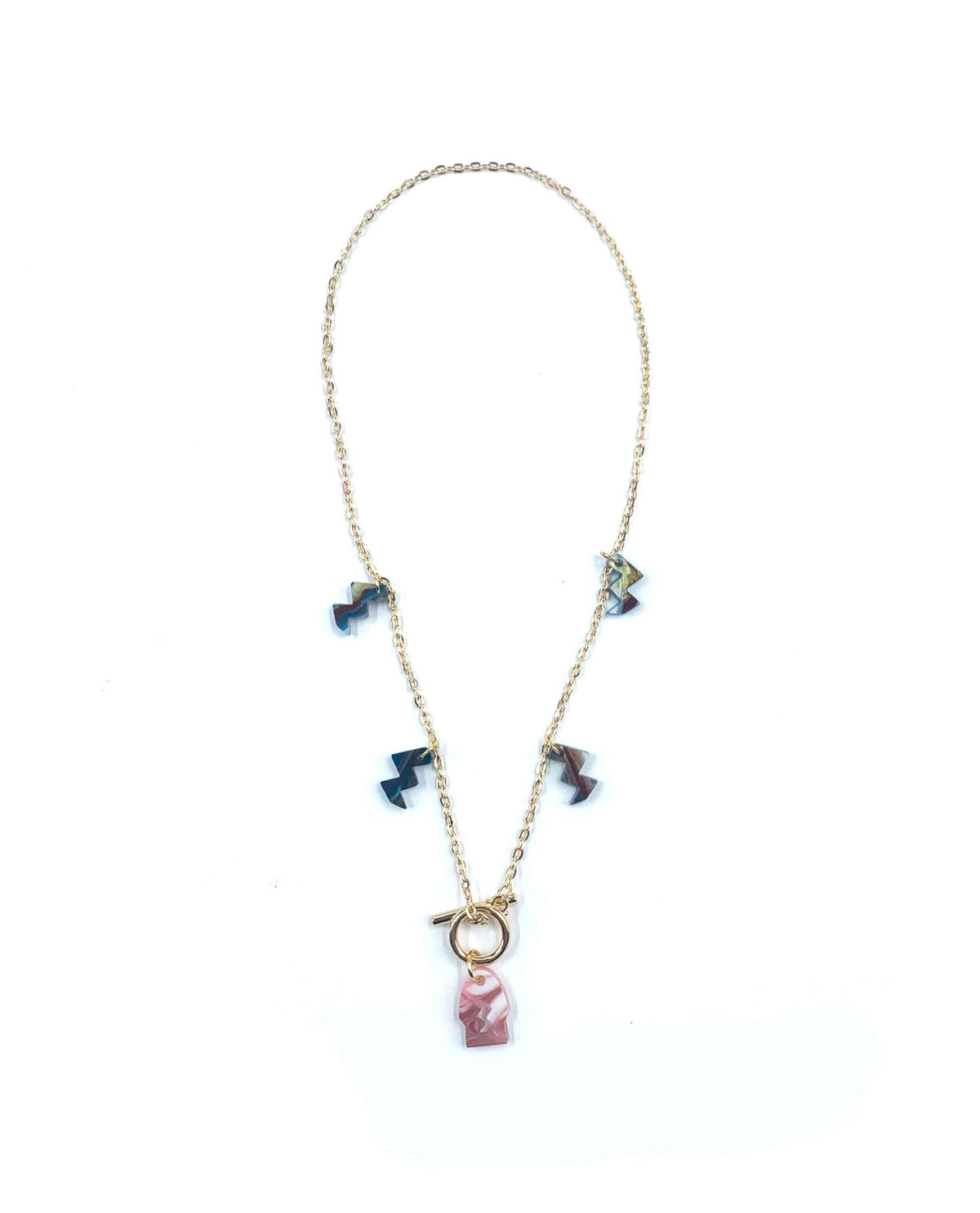 Collar dorado con colgante de resina rosa marmolada y charms geométricos-4