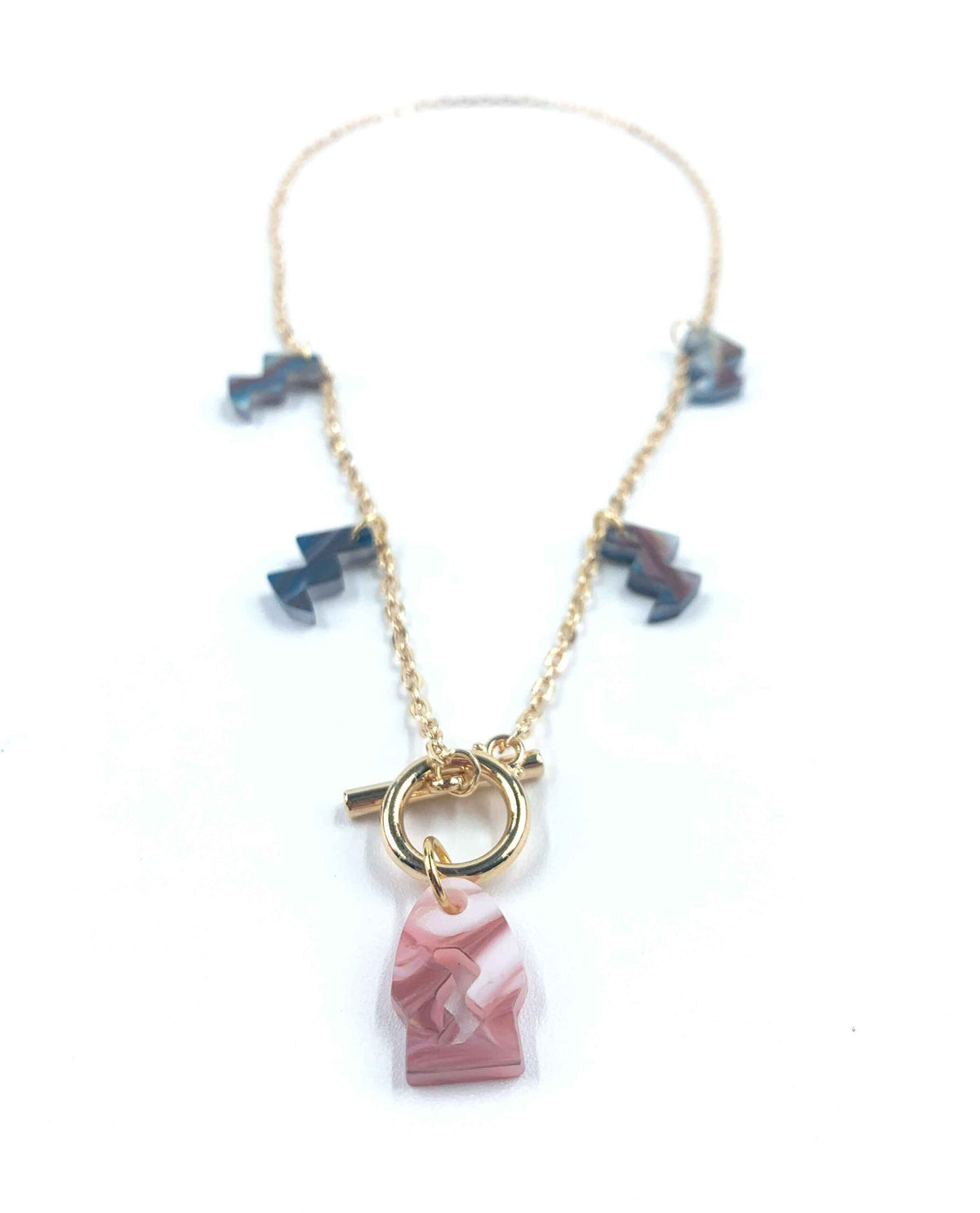 Collar dorado con colgante de resina rosa marmolada y charms geométricos-3