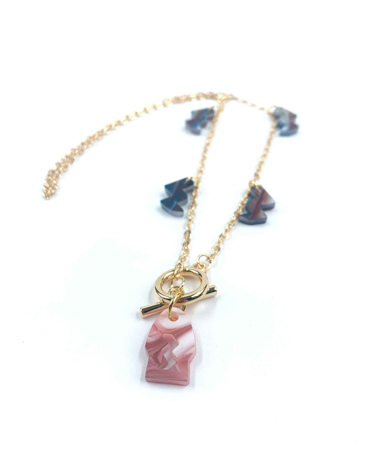 Collar dorado con colgante de resina rosa marmolada y charms geométricos-2