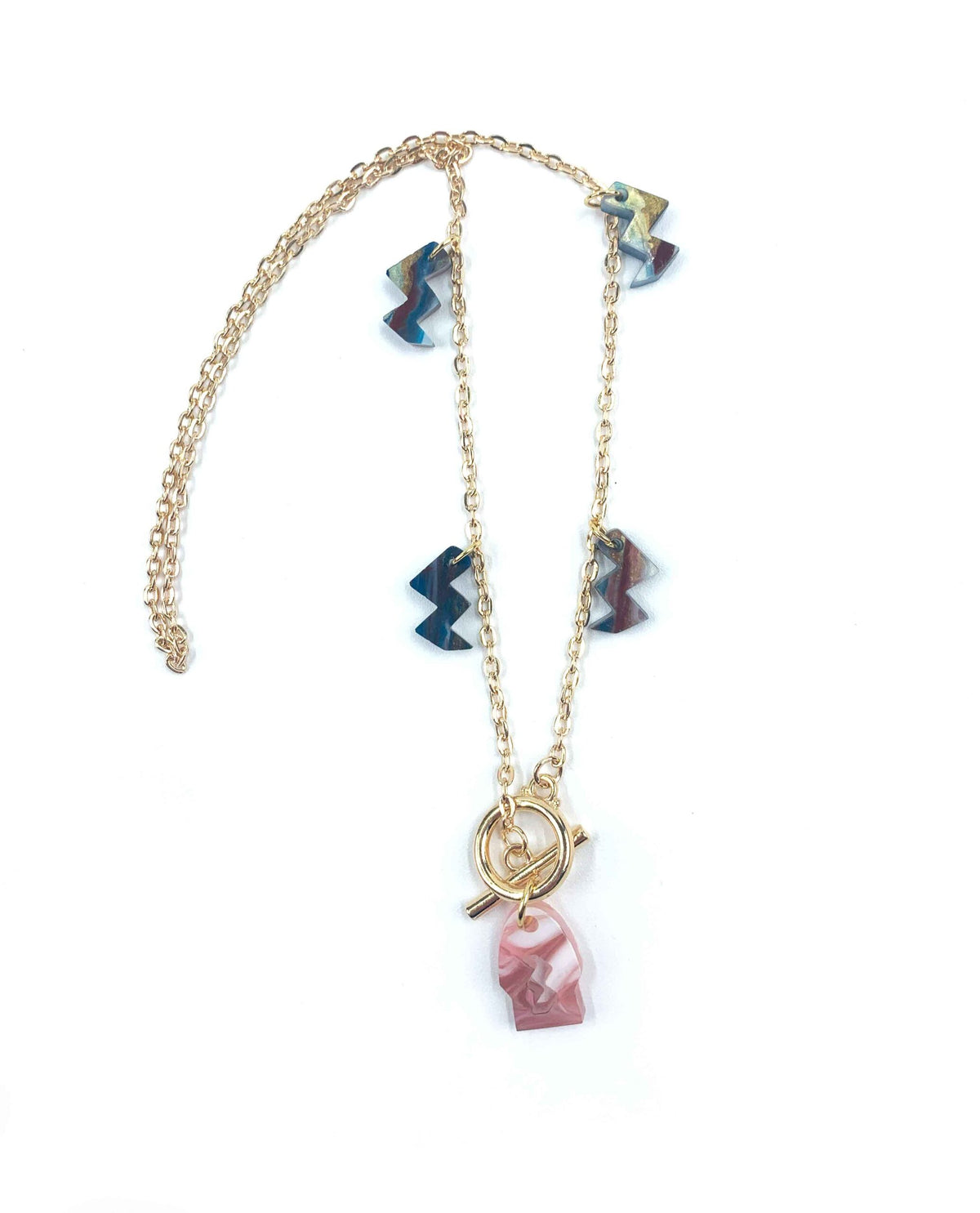 Collar dorado con colgante de resina rosa marmolada y charms geométricos-1
