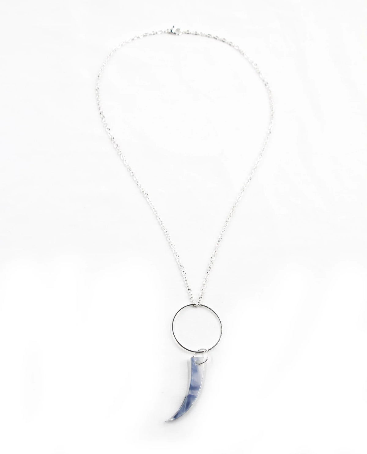 Collar plateado con colgante colmillo azul-1