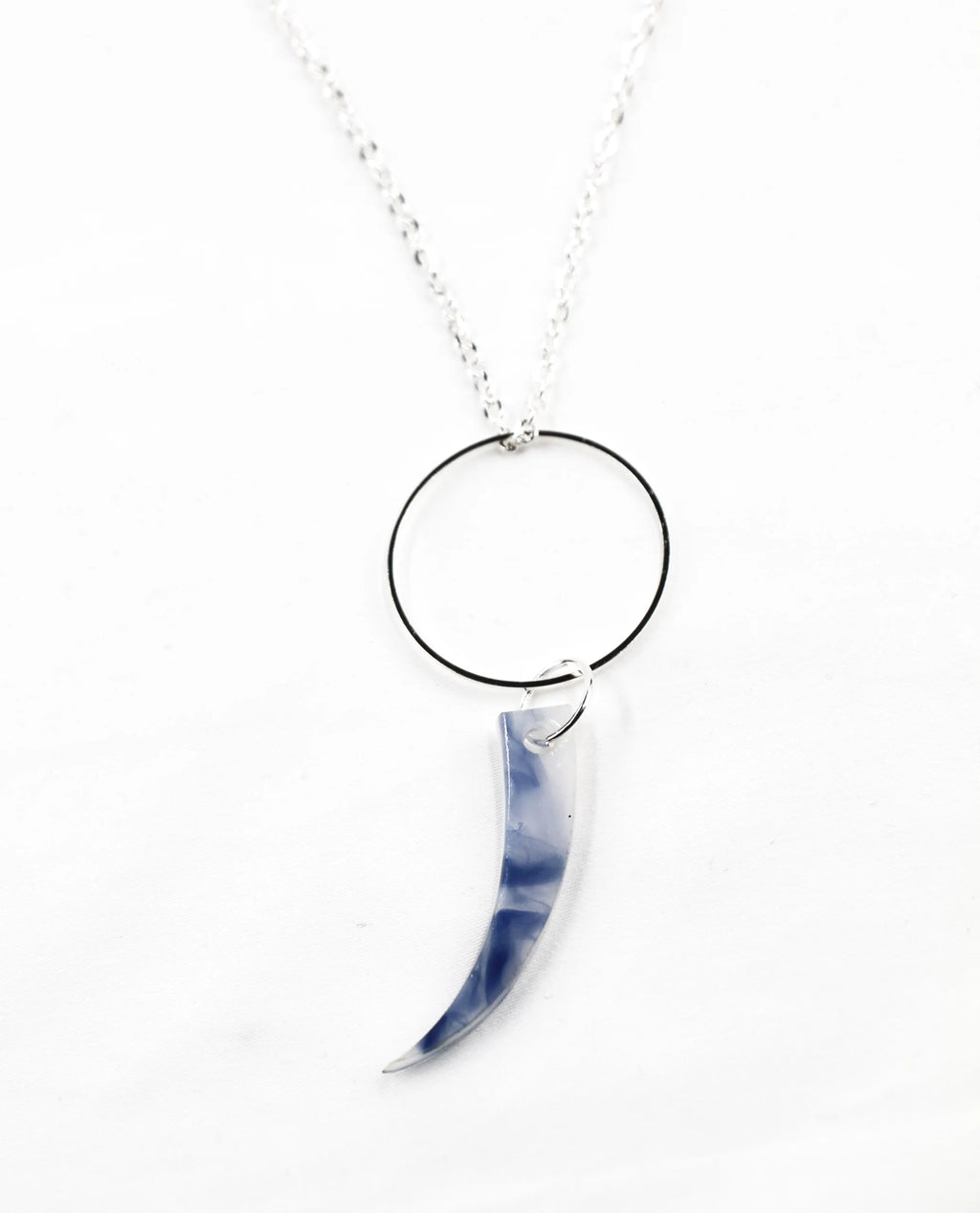 Collar plateado con colgante colmillo azul-6
