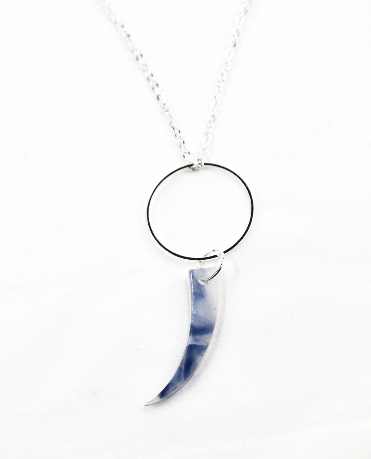 Collar plateado con colgante colmillo azul-6