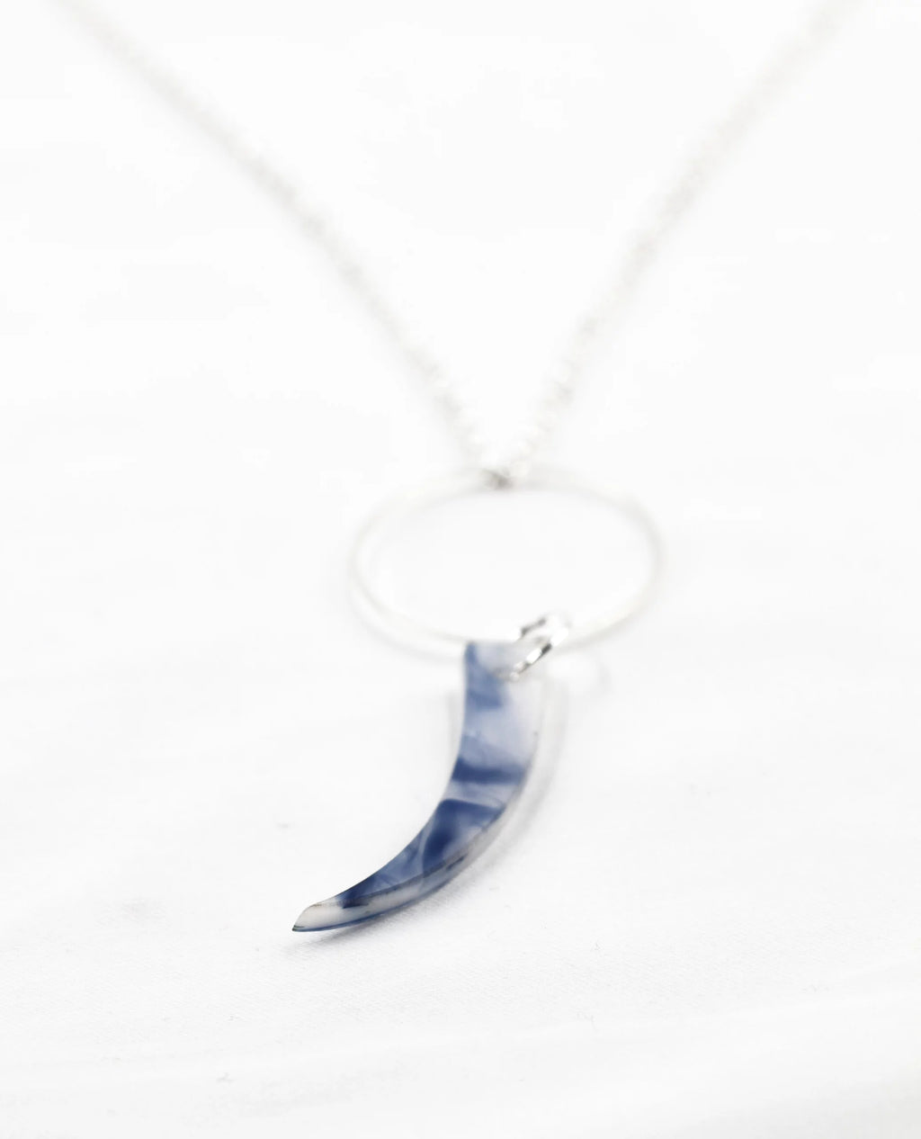 Collar plateado con colgante colmillo azul-2