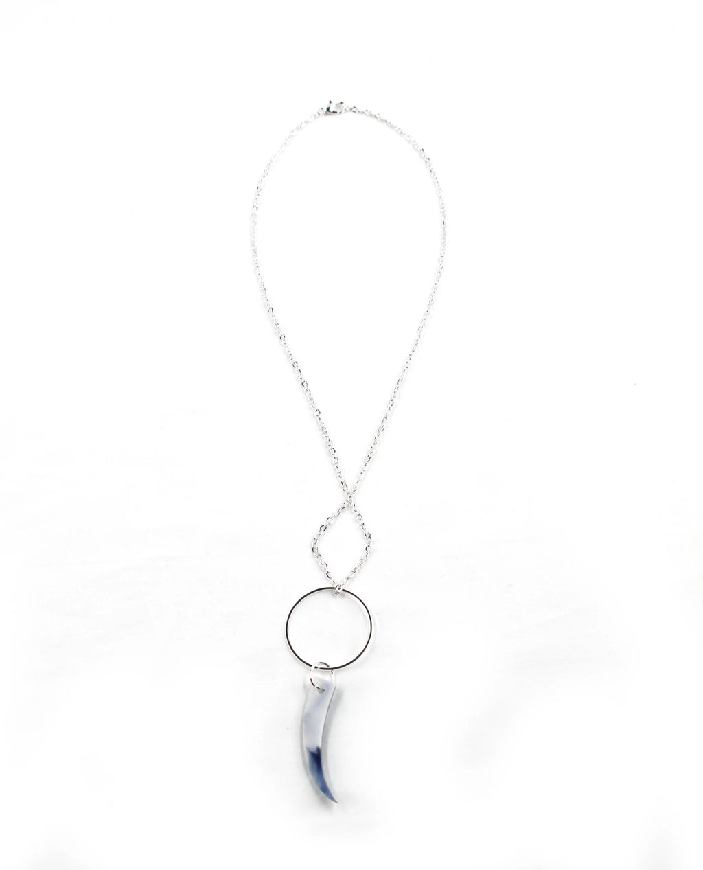 Collar plateado con colgante colmillo azul-3