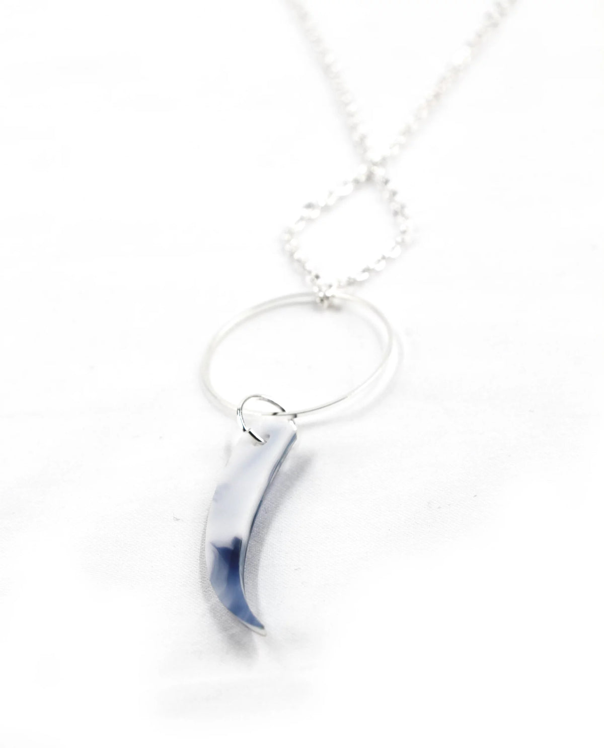 Collar plateado con colgante colmillo azul-4