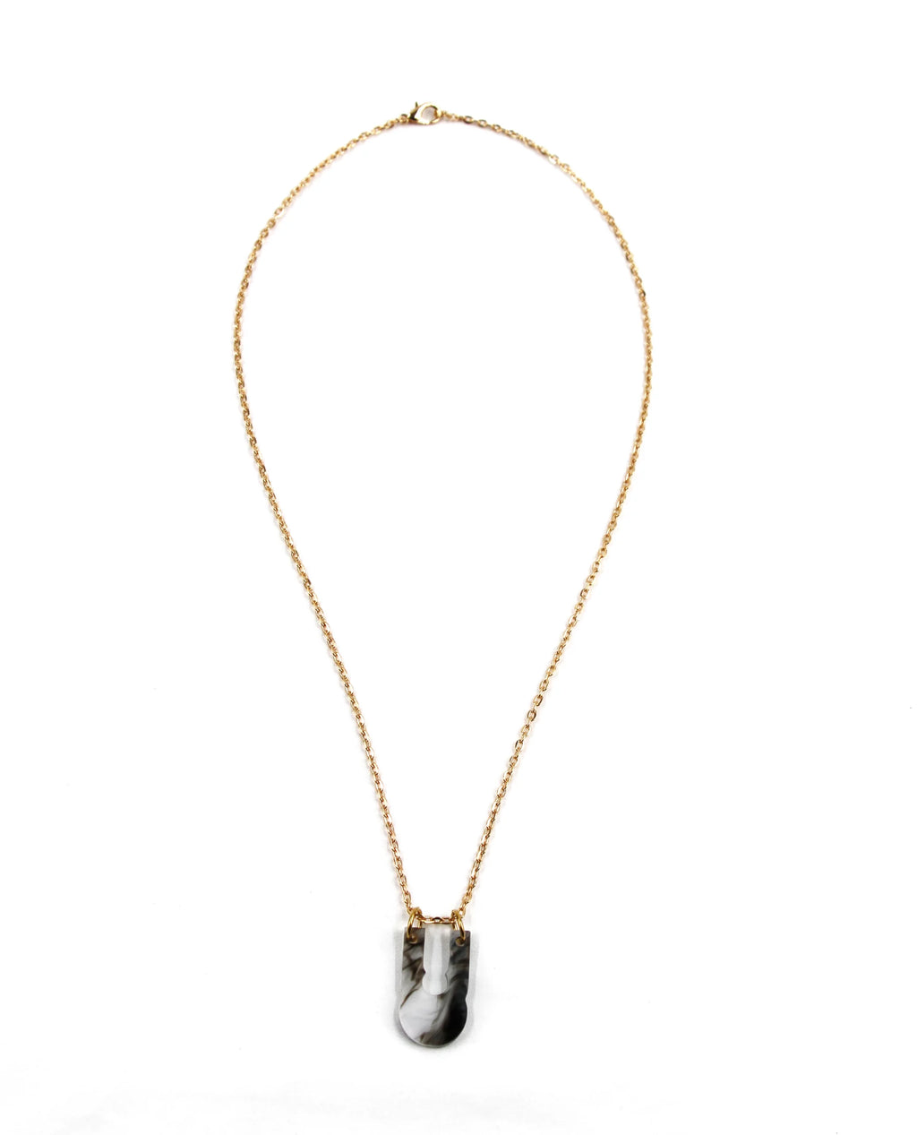 Collar dorado con colgante marmolado blanco y negro-1