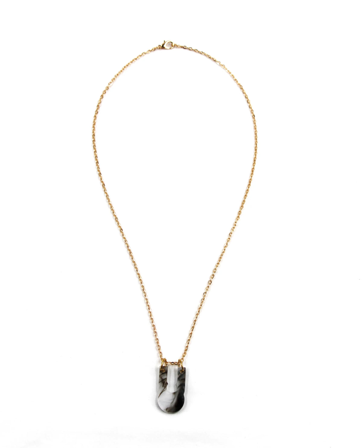 Collar dorado con colgante marmolado blanco y negro-1
