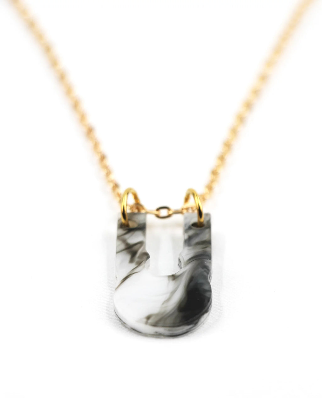 Collar dorado con colgante marmolado blanco y negro-2