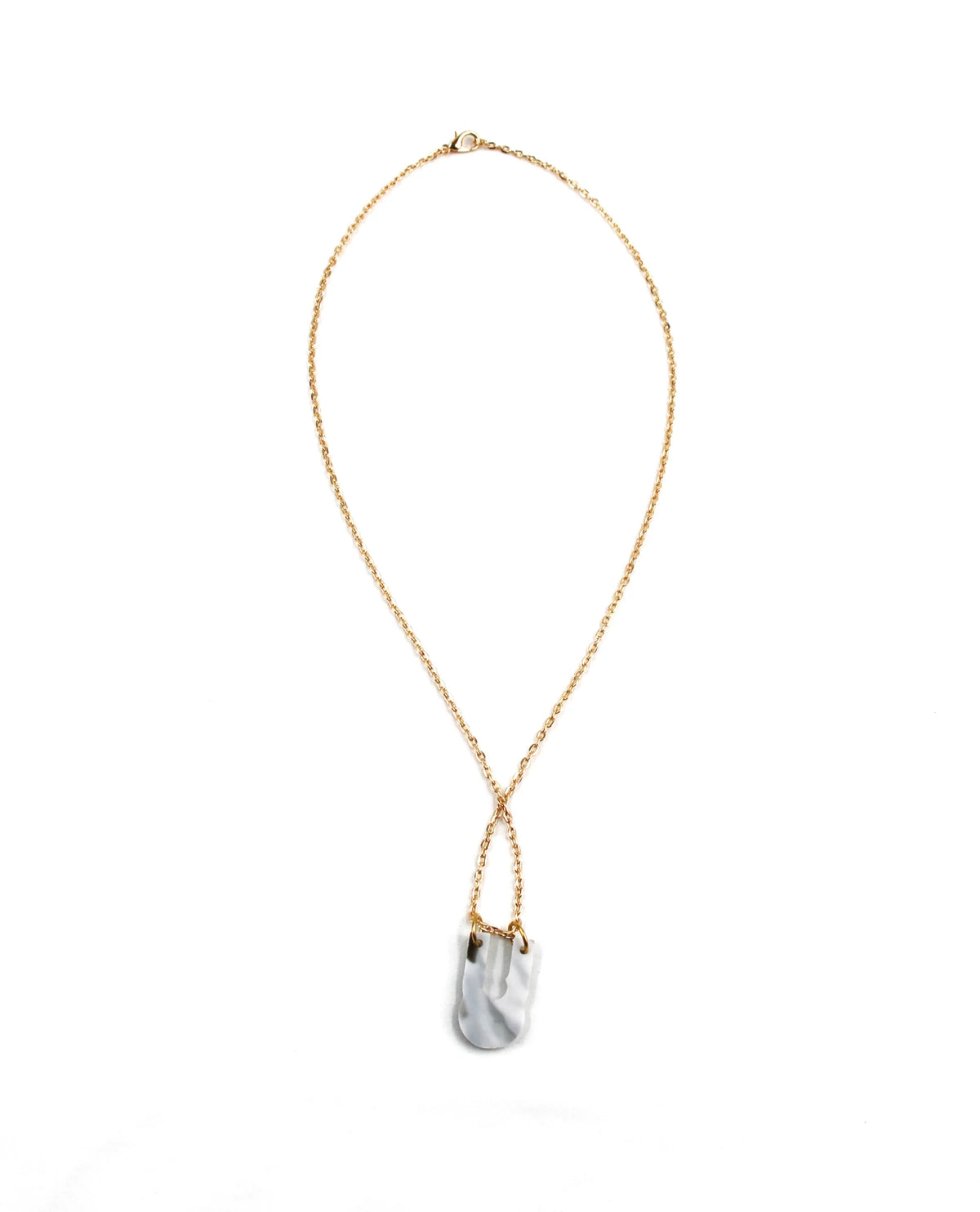 Collar dorado con colgante marmolado blanco y negro-3