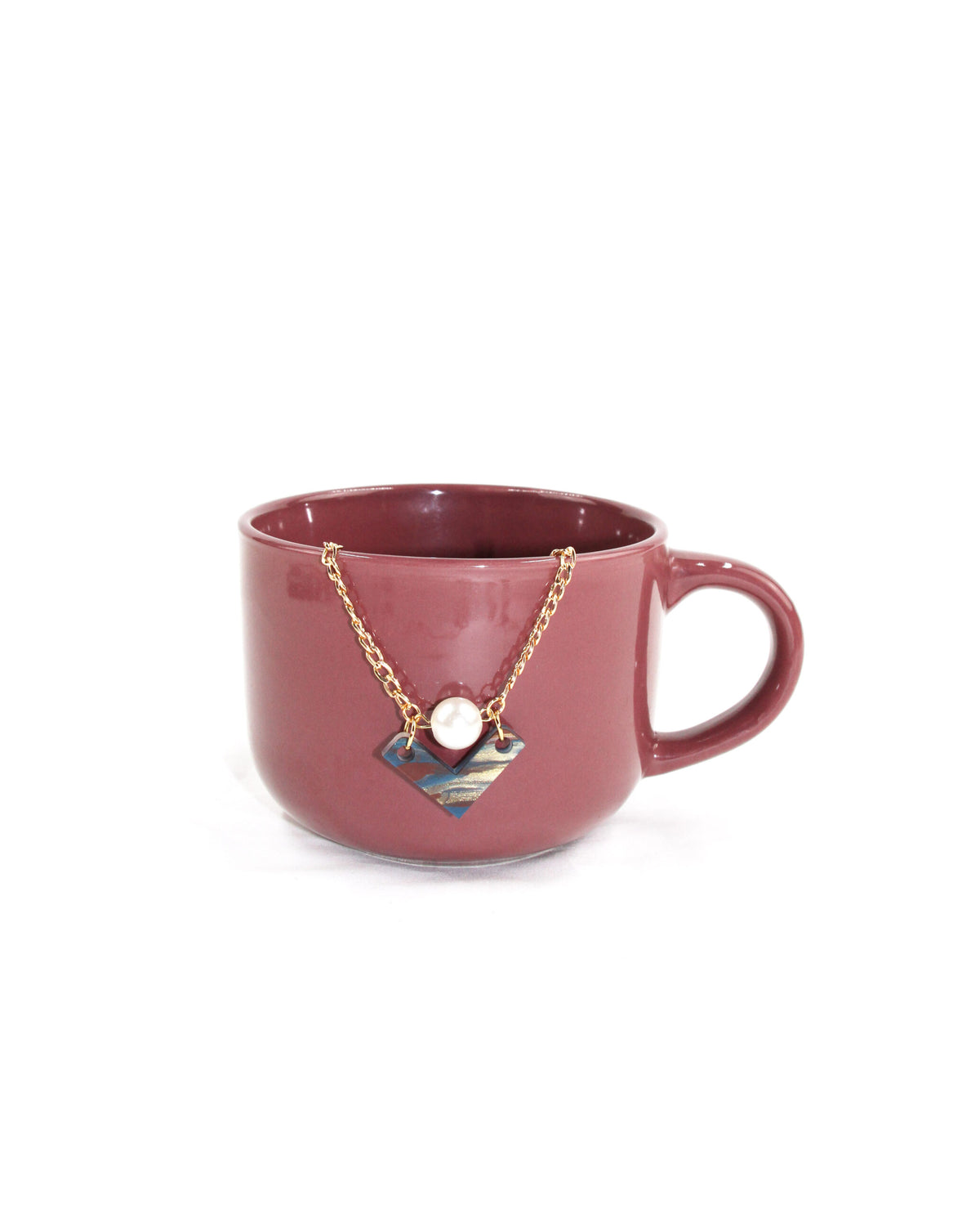 Collar dorado con colgante perlado y pieza geométrica marmolada-1