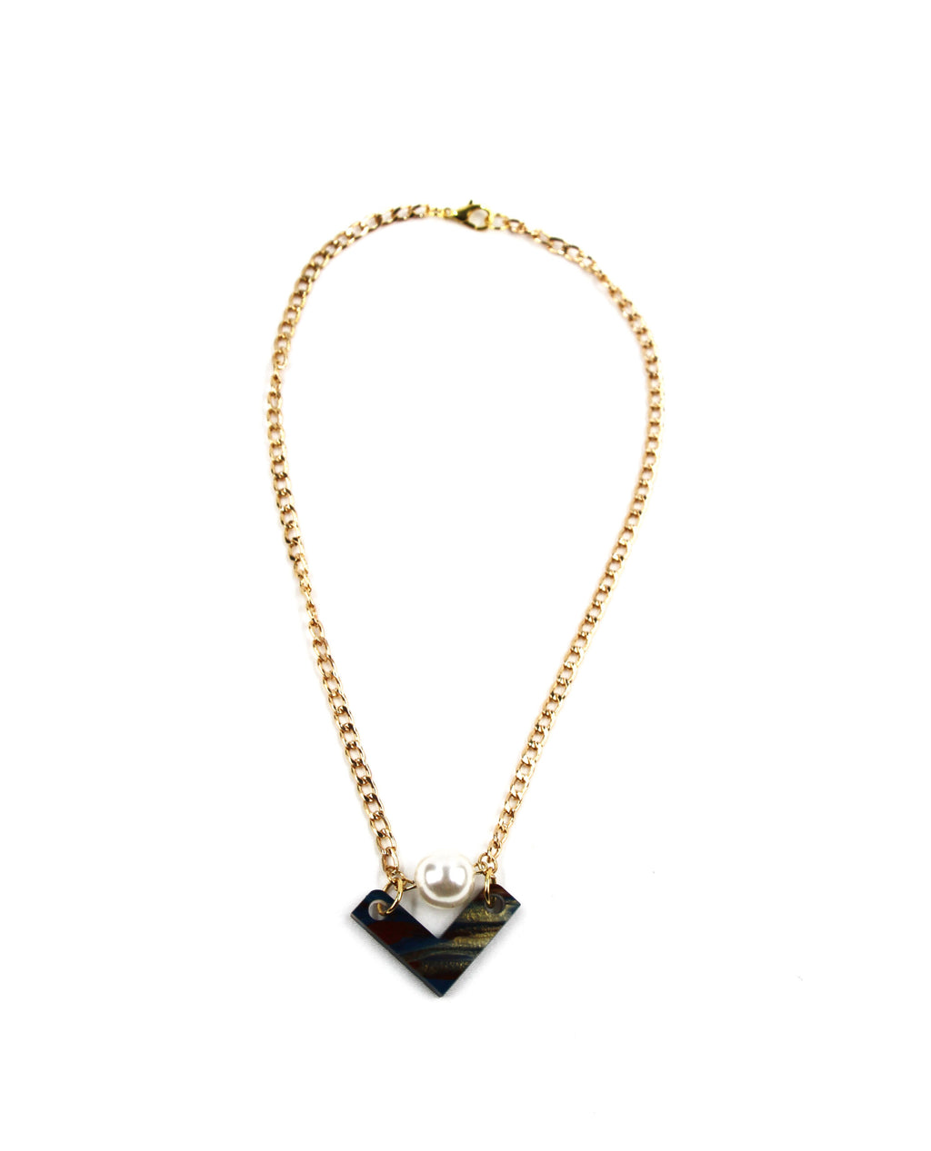 Collar dorado con colgante perlado y pieza geométrica marmolada-3