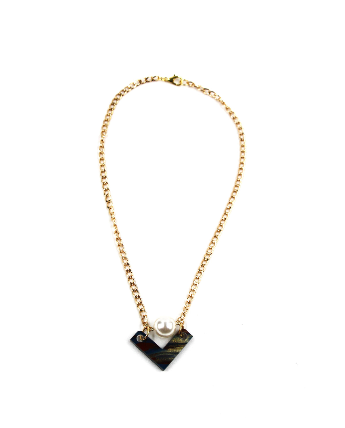 Collar dorado con colgante perlado y pieza geométrica marmolada-3