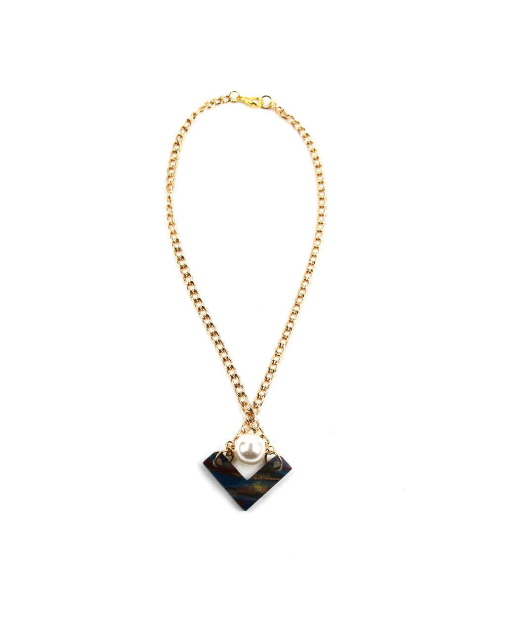 Collar dorado con colgante perlado y pieza geométrica marmolada-2